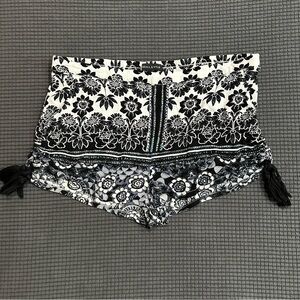 Kendall and Kylie Women’s Black White Floral Print Shorts Size Medium Tassel Hem